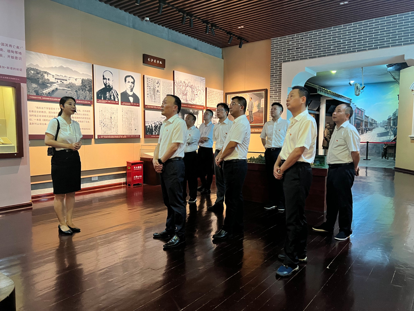 星空官方网页版党委理论学习中心组开展第7次集体学习暨“不忘初心、牢记使命”主题党日活动